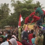 Warga berebut gunungan hasil bumi dalam kirab budaya di desa