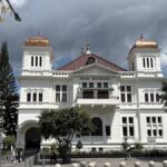 Gedung Bank Indonesia berwarna putih bergaya kolonial di Yogyakarta