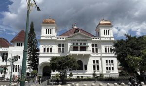 Gedung Bank Indonesia berwarna putih bergaya kolonial di Yogyakarta
