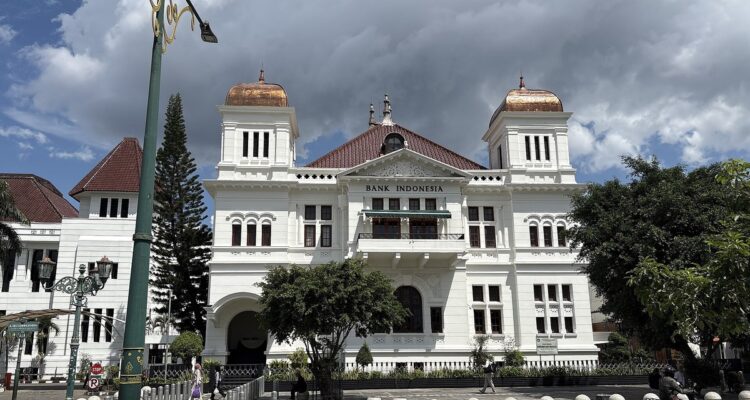 Gedung Bank Indonesia berwarna putih bergaya kolonial di Yogyakarta