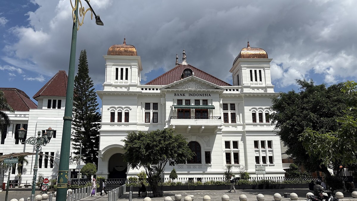 Gedung Bank Indonesia berwarna putih bergaya kolonial di Yogyakarta