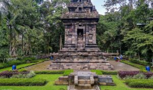 Candi Merak Karangnongko, Candi Hindu Abad ke-9 di Lereng Merapi yang Jarang Dilirik: Sejarah dan Arcanya Candi induk Candi Merak di Karangnongko, Klaten, dengan taman di depannya