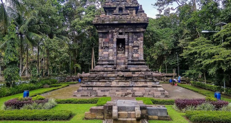 Candi Merak Karangnongko, Candi Hindu Abad ke-9 di Lereng Merapi yang Jarang Dilirik: Sejarah dan Arcanya Candi induk Candi Merak di Karangnongko, Klaten, dengan taman di depannya