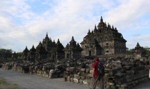 Candi Plaosan Lor di Prambanan, Klaten, dengan dua candi induk dan candi perwara