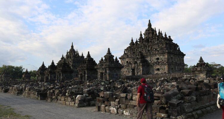 Candi Plaosan Lor di Prambanan, Klaten, dengan dua candi induk dan candi perwara
