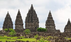 Kompleks Candi Prambanan dengan candi-candi utama menjulang