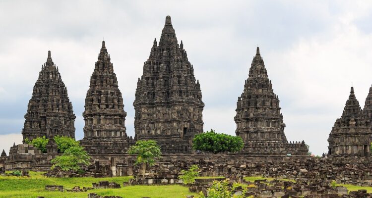 Kompleks Candi Prambanan dengan candi-candi utama menjulang