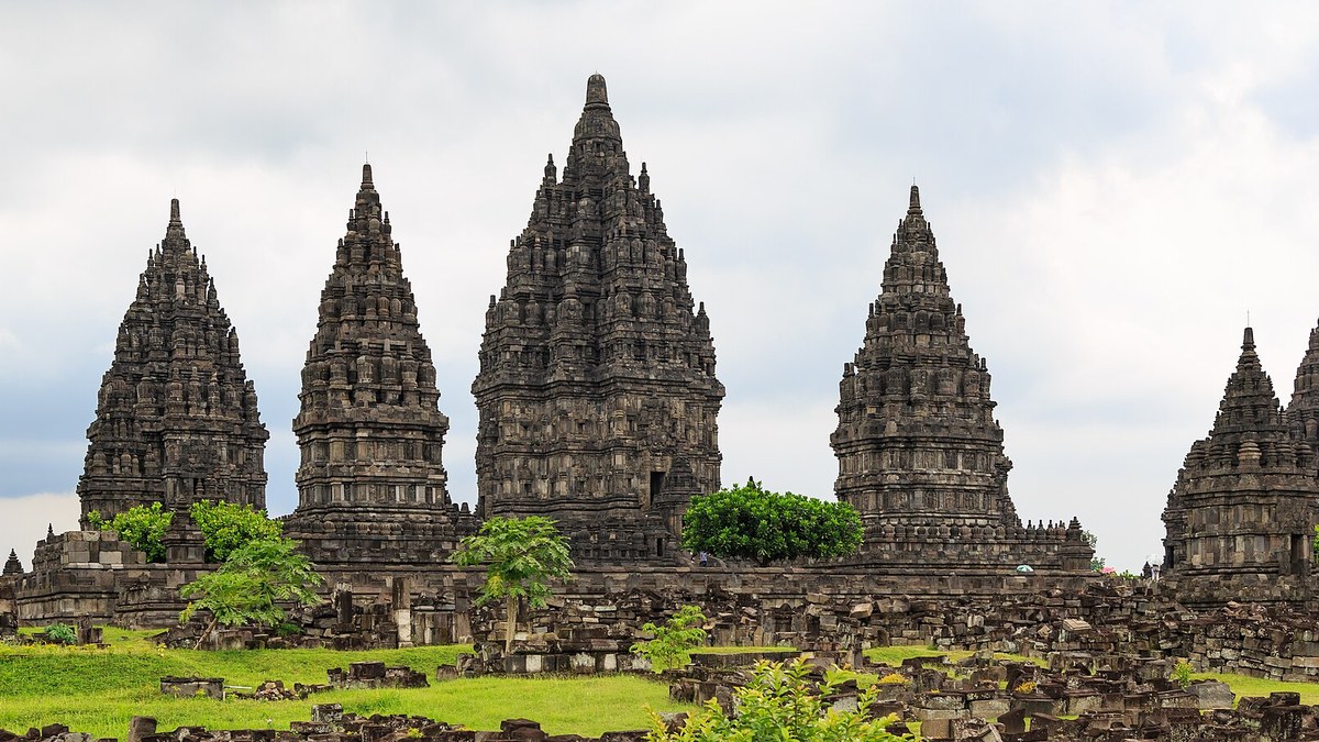 Kompleks Candi Prambanan dengan candi-candi utama menjulang