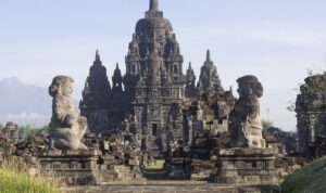 Candi Sewu Klaten, Kompleks Candi Buddha Abad ke-8 yang Lebih Tua dari Prambanan: Nama Asli dan Faktanya Candi Sewu di Klaten dengan sepasang arca Dwarapala dan Gunung Merapi di latar belakang