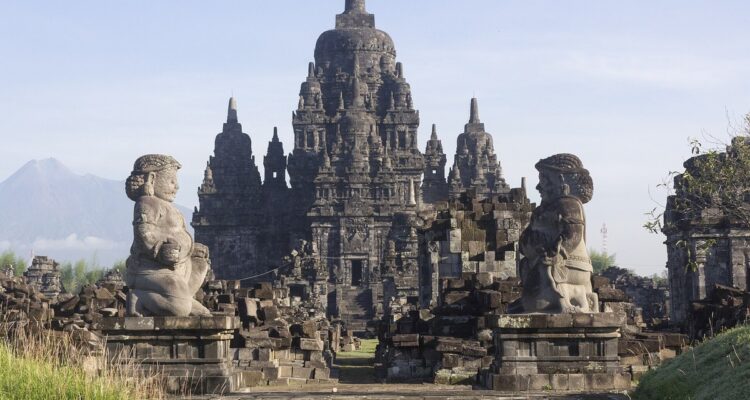 Candi Sewu di Klaten dengan sepasang arca Dwarapala dan Gunung Merapi di latar belakang