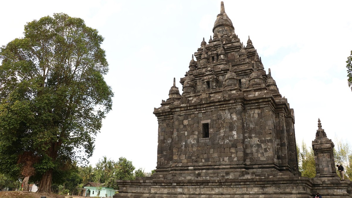 Bangunan utama Candi Sojiwan dengan atap bertingkat dan stupa di Prambanan, Klaten