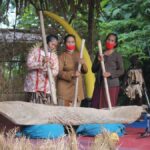 Warga memainkan kesenian gejog lesung dengan alu kayu