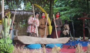 Desamorfosis 2026 Digelar di Barepan Cawas, Desa Wisata Rintisan Dipacu Naik Kelas Warga memainkan kesenian gejog lesung dengan alu kayu