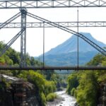 Jembatan Ngancar Jatinom–Karangnongko Masuk Tahap Pemasangan Rangka, Ditarget Bisa Dilewati Akhir November Ilustrasi AI rangka baja jembatan dalam tahap konstruksi di atas sungai berbatu