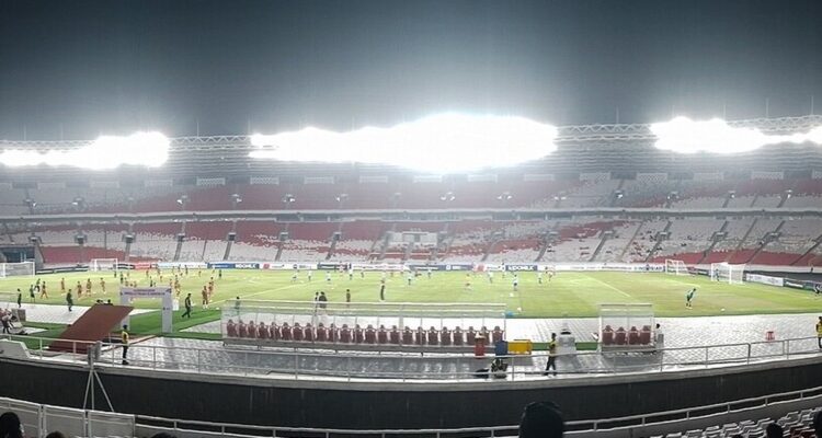 Suasana Stadion Utama Gelora Bung Karno pada malam hari saat pemain berlatih