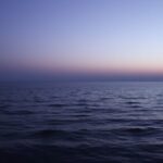 Ilustrasi AI laut lepas saat senja