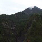 Puncak Gunung Merapi berselimut kabut dilihat dari kawasan Deles, Klaten