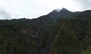 Merapi dan Marapi Aktif di Malam yang Sama, Jangan Tertukar: Ini Bedanya bagi Warga Klaten Puncak Gunung Merapi berselimut kabut dilihat dari kawasan Deles, Klaten