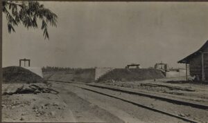 Foto lama rel lori tebu dan bangunan air di lingkungan Pabrik Gula Gondang Winangoen, Klaten, era kolonial