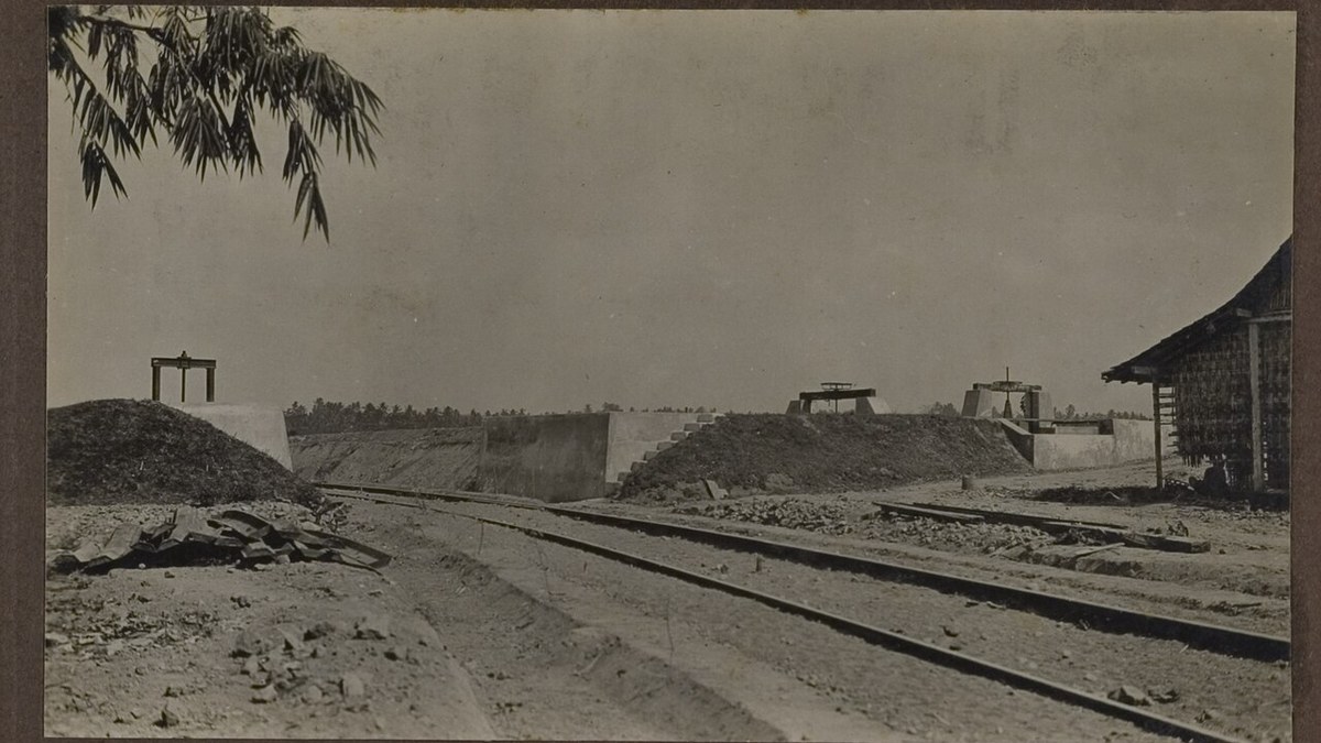 Foto lama rel lori tebu dan bangunan air di lingkungan Pabrik Gula Gondang Winangoen, Klaten, era kolonial