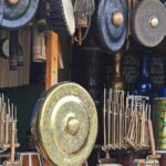 Deretan gong, angklung, dan wayang golek di toko perajin alat kesenian