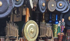 Deretan gong, angklung, dan wayang golek di toko perajin alat kesenian