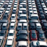 Penjualan Mobil Agustus 2026 Capai 81.756 Unit, Toyota Teratas dan BYD Pimpin Mobil Listrik Ilustrasi AI deretan mobil baru di lapangan distribusi dilihat dari udara