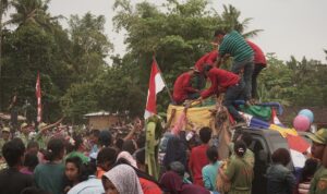 Puncak Festival Mbok Sri Delanggu: Kirab dan Wiwitan di Sawah, Petani Minta Rojolele Dilindungi Perda Warga berebut gunungan hasil bumi dalam kirab budaya di desa