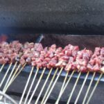 Tusukan sate kambing dibakar di atas bara arang