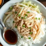 Ilustrasi AI sepiring nasi dengan suwiran ayam, tauge, dan kol disajikan tanpa kuah