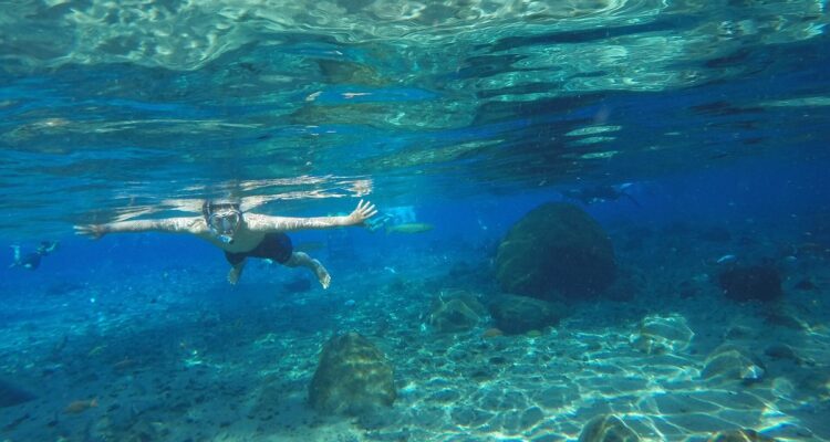 Umbul Ponggok Klaten: Snorkeling Air Tawar Jernih, Tiket Mulai Rp10.000 dan Jam Buka Terbaru Pengunjung snorkeling di air jernih Umbul Ponggok dengan dasar kolam berbatu