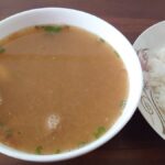 Warung Kidul Klaten, Sop dan Sate Ayam Legendaris Sejak 1907 yang Satenya Tanpa Tusuk Semangkuk sop ayam khas Klaten berkuah bening dengan sepiring nasi putih