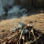 Rumah Warga Cawas Terbakar Diduga dari Bakar Sampah, Ini Bahaya dan Aturan Larangannya saat Kemarau Ilustrasi AI tumpukan daun kering berasap di halaman rumah saat kemarau
