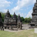 Kompleks Candi Lumbung di kawasan Prambanan, Klaten, dengan candi perwara bermahkota stupa