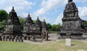 Kompleks Candi Lumbung di kawasan Prambanan, Klaten, dengan candi perwara bermahkota stupa