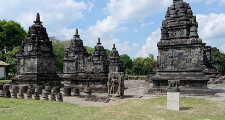 Kompleks Candi Lumbung di kawasan Prambanan, Klaten, dengan candi perwara bermahkota stupa