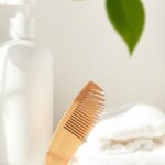 Ilustrasi AI sisir kayu, handuk, dan botol polos di kamar mandi