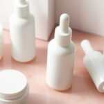 Jangan Tergiur Krim Pemutih Instan, Ini Cara Cek KLIK Kosmetik Aman dan Bahan Berbahaya Temuan BPOM Ilustrasi AI wadah krim dan botol kosmetik polos di atas meja marmer