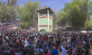 Mengenal Ki Ageng Gribig, Ulama Penyebar Islam di Klaten di Balik Tradisi Sebar Apem Yaa Qowiyyu Jatinom Ribuan warga berebut apem dalam tradisi Saparan Yaa Qowiyyu di Jatinom, Klaten
