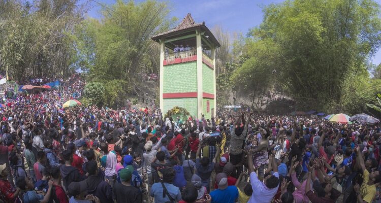 Mengenal Ki Ageng Gribig, Ulama Penyebar Islam di Klaten di Balik Tradisi Sebar Apem Yaa Qowiyyu Jatinom Ribuan warga berebut apem dalam tradisi Saparan Yaa Qowiyyu di Jatinom, Klaten